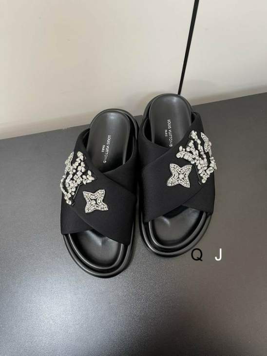 Picture of Louis Vuitton Slippers _SKULVsz35-40XJ0115433